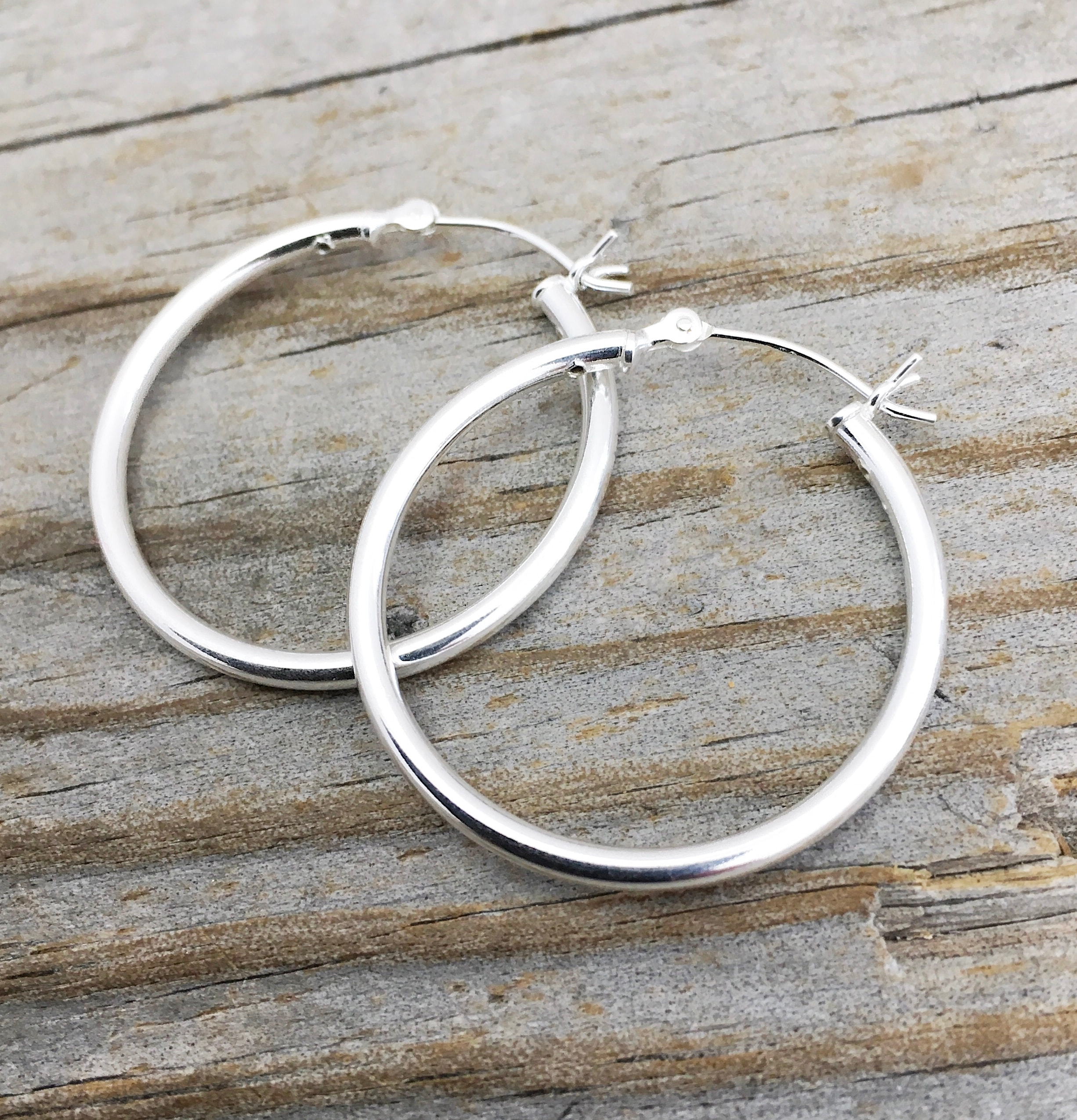 Amazon.com: Amoro Italian Sterling Silver Medium Hoop Earrings 25mm x 25mm  (approx 1 inch): Clothing, Shoes & Jewelry